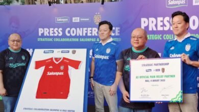 Penandatangan kerjasama antara Bali United dengan Salonpas yang diwakili oleh Yabes Tanuri, CEO Bali United dan Ryo Sato, President Director PT Hisamitsu Pharma Indonesia. (Dok: Rahma)