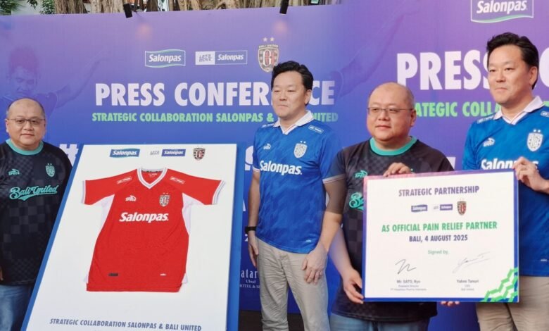 Penandatangan kerjasama antara Bali United dengan Salonpas yang diwakili oleh Yabes Tanuri, CEO Bali United dan Ryo Sato, President Director PT Hisamitsu Pharma Indonesia. (Dok: Rahma)