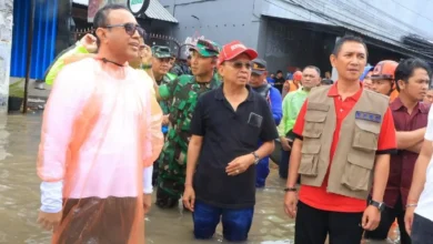 Gubernur Bali Wayan Koster bersama Walikota Denpasar I Gusti Ngurah Jaya Negara saat memantau banjir bandang di wilayah Pasar Badung. (dok.istimewa)