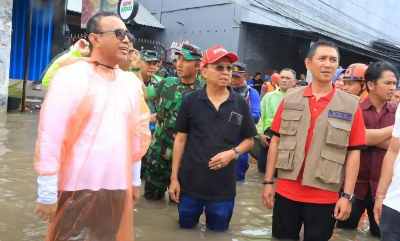Gubernur Bali Wayan Koster bersama Walikota Denpasar I Gusti Ngurah Jaya Negara saat memantau banjir bandang di wilayah Pasar Badung. (dok.istimewa)