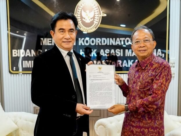Gubernur Bali Wayan Koster bertemu Menteri Koordinator Bidang Hukum, HAM, dan Imigrasi Pemasyarakatan, Yuzril Ihsa Mahendra di Jakarta, pada Senin (15/9/2025). (dok.istimewa)