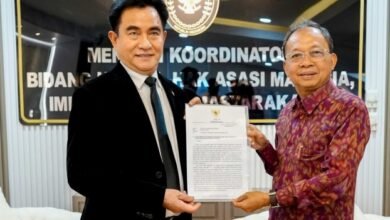 Gubernur Bali Wayan Koster bertemu Menteri Koordinator Bidang Hukum, HAM, dan Imigrasi Pemasyarakatan, Yuzril Ihsa Mahendra di Jakarta, pada Senin (15/9/2025). (dok.istimewa)