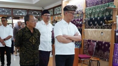 Menteri Perindustrian (Menperin) RI Agus Gumiwang Kartasasmita bersama istri, Loemongga Kartasasmita, yang juga Wakil Ketua Harian I Dewan Kerajinan Nasional (Dekranas), mengunjungi Pameran IKM Bali Bangkit 2025 di Art Center, Denpasar, Sabtu (6/9/2025). (dok.istimewa)