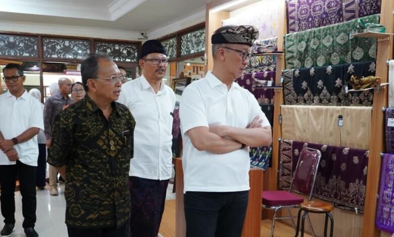 Menteri Perindustrian (Menperin) RI Agus Gumiwang Kartasasmita bersama istri, Loemongga Kartasasmita, yang juga Wakil Ketua Harian I Dewan Kerajinan Nasional (Dekranas), mengunjungi Pameran IKM Bali Bangkit 2025 di Art Center, Denpasar, Sabtu (6/9/2025). (dok.istimewa)