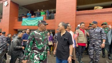 Gubernur Bali Wayan Koster saat meninjau langsung dampak banjir di Pasar Kumbasari, Jalan Sulawesi, Jalan Gajah Mada, dan Jalan Hasanuddin, Denpasar, Rabu (10/9/2025). (dok.istimewa)