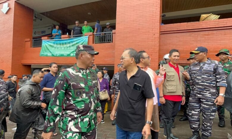 Gubernur Bali Wayan Koster saat meninjau langsung dampak banjir di Pasar Kumbasari, Jalan Sulawesi, Jalan Gajah Mada, dan Jalan Hasanuddin, Denpasar, Rabu (10/9/2025). (dok.istimewa)