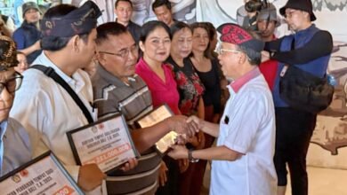 Gubernur Bali Wayan Koster menyerahkan bantuan senilai Rp3.424.500.000 bagi masyarakat terdampak banjir. (dok.istimewa)