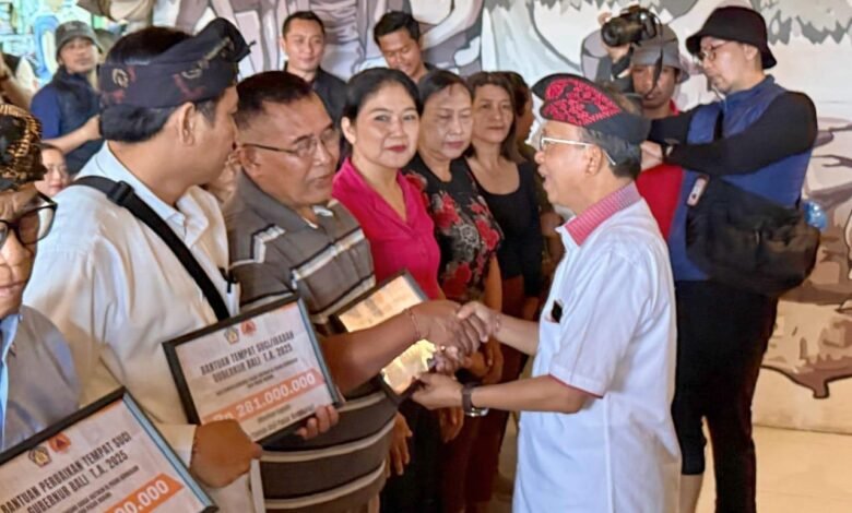 Gubernur Bali Wayan Koster menyerahkan bantuan senilai Rp3.424.500.000 bagi masyarakat terdampak banjir. (dok.istimewa)