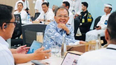 Gubernur Bali Wayan Koster memimpin rapat evaluasi peningkatan pelayanan terminal internasional Bandara I Gusti Ngurah Rai, Senin (22/9/2025). (dok.istimewa)