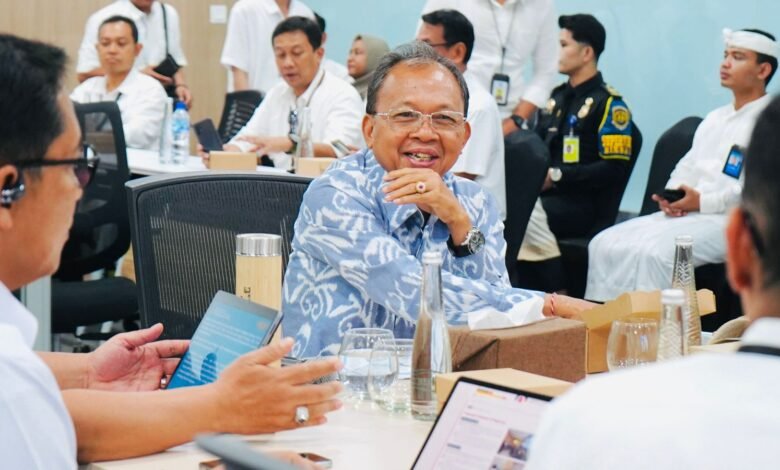 Gubernur Bali Wayan Koster memimpin rapat evaluasi peningkatan pelayanan terminal internasional Bandara I Gusti Ngurah Rai, Senin (22/9/2025). (dok.istimewa)