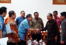 Gubernur Bali Wayan Koster dan Bupati Badung I Wayan Adi Arnawa memanggil manajemen Garuda Wisnu Kencana terkait tembok yang menutupi akses warga Banjar Giri Dharma, pada Senin (30/9/2025). (dok istimewa)