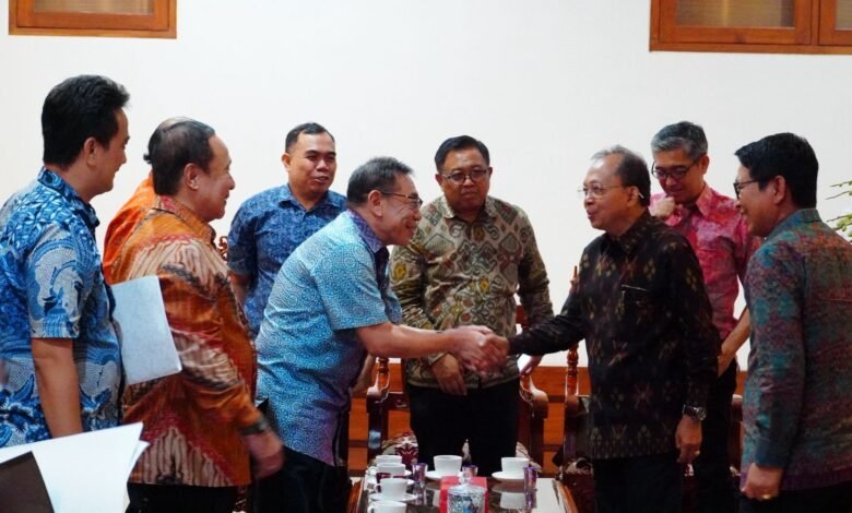 Gubernur Bali Wayan Koster dan Bupati Badung I Wayan Adi Arnawa memanggil manajemen Garuda Wisnu Kencana terkait tembok yang menutupi akses warga Banjar Giri Dharma, pada Senin (30/9/2025). (dok istimewa)