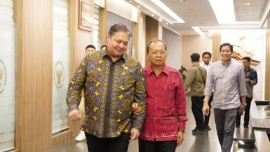 Menteri Koordinator Bidang Perekonomian RI, Airlangga Hartarto saat bertemu Gubernur Bali Wayan Koster di Kantor Kemenko Perekonomian, Jakarta, Rabu (24/9/2025). (dok.istimewa)