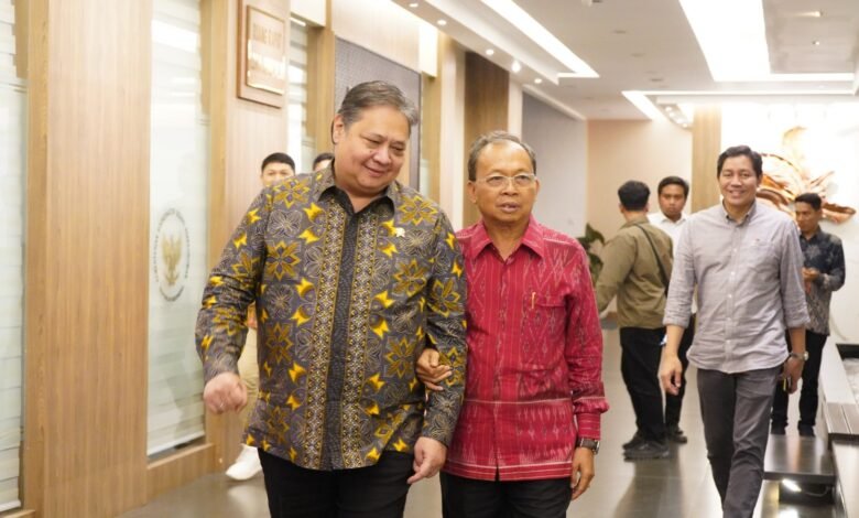 Menteri Koordinator Bidang Perekonomian RI, Airlangga Hartarto saat bertemu Gubernur Bali Wayan Koster di Kantor Kemenko Perekonomian, Jakarta, Rabu (24/9/2025). (dok.istimewa)