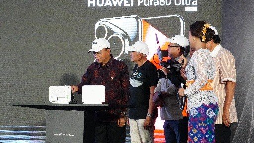 Gubernur Bali Wayan Koster meresmikan peluncuran Wi-Fi 7: Next-Generation Connectivity di SMPN 15 Denpasar, Padang Sambian Kaja, Jumat (3/10/2025). (dok.istimewa)