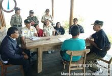 Kepala UPTD Kesatuan Pengelolaan Hutan (KPH) Bali Timur, Made Maha Widyartha saat memberikan klarifikasi resmi terkait pemberitaan viral di media sosial mengenai dugaan penebangan dan pembangunan liar di kawasan Hutan Suter, Kecamatan Kintamani, Kabupaten Bangli. (dok.istimewa)