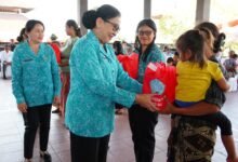 Ketua TP PKK Provinsi Bali, Ibu Putri Suastini Koster, saat menyalurkan berbagai bantuan sosial dalam kegiatan Aksi Sosial TP PKK Menyapa dan Berbagi di Wantilan Balai Banjar Buluh, Desa Wisma Kerta, Kecamatan Sidemen, Rabu (8/10/2025). (dok.istimewa)