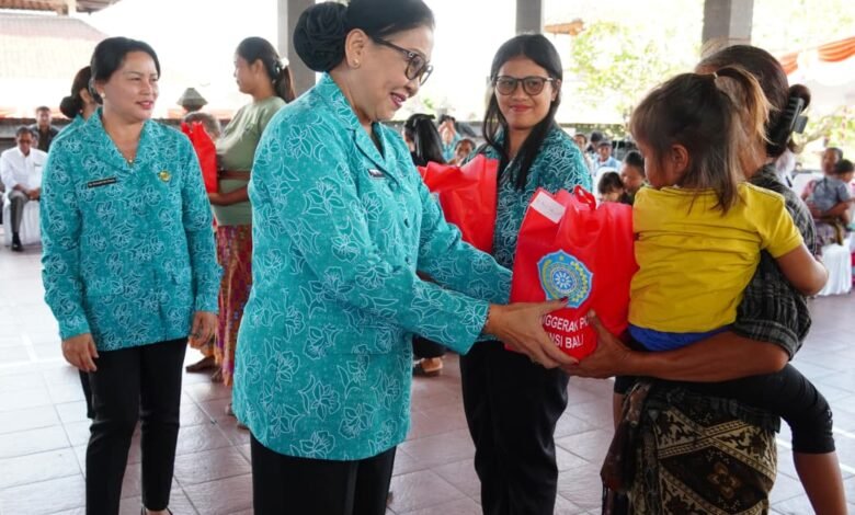 Ketua TP PKK Provinsi Bali, Ibu Putri Suastini Koster, saat menyalurkan berbagai bantuan sosial dalam kegiatan Aksi Sosial TP PKK Menyapa dan Berbagi di Wantilan Balai Banjar Buluh, Desa Wisma Kerta, Kecamatan Sidemen, Rabu (8/10/2025). (dok.istimewa)