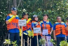 Gubernur Bali Wayan Koster saat mendampingi Menteri Koordinator Bidang Infrastruktur dan Pembangunan Kewilayahan, Agus Harimurti Yudhoyono (AHY), dalam kegiatan Green Infrastructure Initiative Waste Clean Up di Batu Lumbang Mangrove Bali, Senin (13/10/2025). (dok.istimewa)