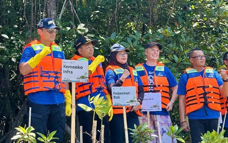 Gubernur Bali Wayan Koster saat mendampingi Menteri Koordinator Bidang Infrastruktur dan Pembangunan Kewilayahan, Agus Harimurti Yudhoyono (AHY), dalam kegiatan Green Infrastructure Initiative Waste Clean Up di Batu Lumbang Mangrove Bali, Senin (13/10/2025). (dok.istimewa)