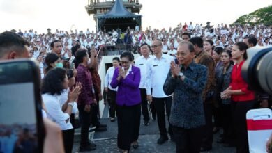 Gubernur Bali Wayan Koster bersama Ketua Tim Pembina Posyandu Provinsi Bali, Putri Koster menghadiri Temu Kader Posyandu se-Bali Tahun 2025 di Panggung Terbuka Ardha Candra, Art Center, Denpasar, Jumat (26/9/2025). (dok.istimewa)