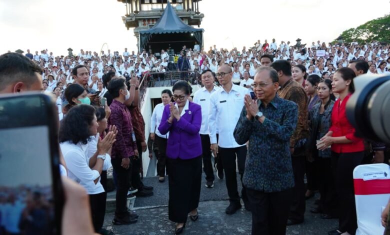 Gubernur Bali Wayan Koster bersama Ketua Tim Pembina Posyandu Provinsi Bali, Putri Koster menghadiri Temu Kader Posyandu se-Bali Tahun 2025 di Panggung Terbuka Ardha Candra, Art Center, Denpasar, Jumat (26/9/2025). (dok.istimewa)