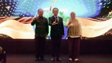 Menteri Lingkungan Hidup dan Kehutanan (LHK) RI, Hanif Faisol Nurofiq bersama Gubernur Bali Wayan Koster saat pembinaan penilaian kinerja lingkungan hidup sektor perhotelan di Provinsi Bali, Jumat (26/9/2025), bertempat di BNDCC Nusa Dua. (dok.istimewa)