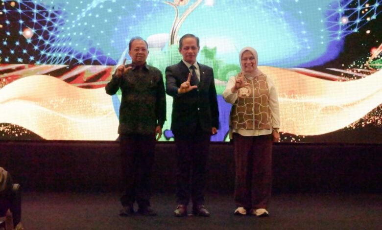 Menteri Lingkungan Hidup dan Kehutanan (LHK) RI, Hanif Faisol Nurofiq bersama Gubernur Bali Wayan Koster saat pembinaan penilaian kinerja lingkungan hidup sektor perhotelan di Provinsi Bali, Jumat (26/9/2025), bertempat di BNDCC Nusa Dua. (dok.istimewa)