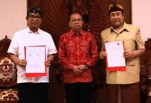 Gubernur Bali Wayan Koster dengan Bupati Badung I Wayan Adi Arnawa dan manajemen GWK di Gedung Jayasabha, Denpasar, Selasa (14/10/2025). (dok.istimewa)