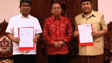 Gubernur Bali Wayan Koster dengan Bupati Badung I Wayan Adi Arnawa dan manajemen GWK di Gedung Jayasabha, Denpasar, Selasa (14/10/2025). (dok.istimewa)