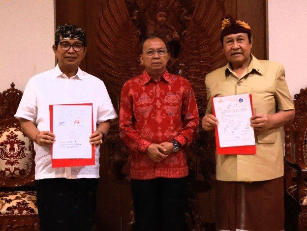Gubernur Bali Wayan Koster dengan Bupati Badung I Wayan Adi Arnawa dan manajemen GWK di Gedung Jayasabha, Denpasar, Selasa (14/10/2025). (dok.istimewa)