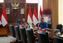 Gubernur Bali Wayan Koster dalam Rapat Koordinasi Rencana Aksi Tindak Lanjut SPI Tahun 2024 bersama KPK RI yang digelar secara daring dari Jayasabha, Denpasar, Jumat (17/10/2025). (dok.istimewa)