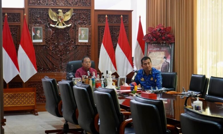 Gubernur Bali Wayan Koster dalam Rapat Koordinasi Rencana Aksi Tindak Lanjut SPI Tahun 2024 bersama KPK RI yang digelar secara daring dari Jayasabha, Denpasar, Jumat (17/10/2025). (dok.istimewa)