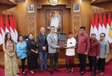 Gubernur Bali Wayan Koster menerima kunjungan lima anggota Dewan Perwakilan Rakyat Negara Bagian Arizona, Amerika Serikat, dalam rangka Misi Perdagangan Legislatif Arizona ke Indonesia. Pertemuan berlangsung di rumah dinas Gubernur Bali, Denpasar, Sabtu (18/10/2025). (dok.istimewa)