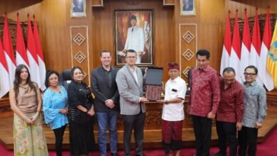 Gubernur Bali Wayan Koster menerima kunjungan lima anggota Dewan Perwakilan Rakyat Negara Bagian Arizona, Amerika Serikat, dalam rangka Misi Perdagangan Legislatif Arizona ke Indonesia. Pertemuan berlangsung di rumah dinas Gubernur Bali, Denpasar, Sabtu (18/10/2025). (dok.istimewa)