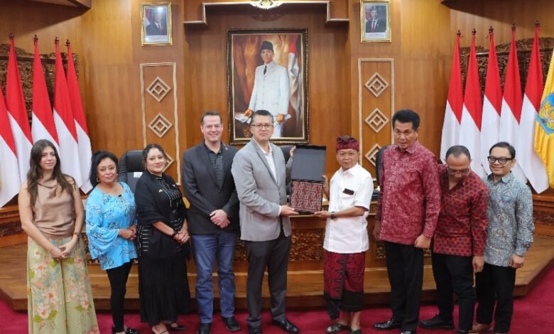 Gubernur Bali Wayan Koster menerima kunjungan lima anggota Dewan Perwakilan Rakyat Negara Bagian Arizona, Amerika Serikat, dalam rangka Misi Perdagangan Legislatif Arizona ke Indonesia. Pertemuan berlangsung di rumah dinas Gubernur Bali, Denpasar, Sabtu (18/10/2025). (dok.istimewa)