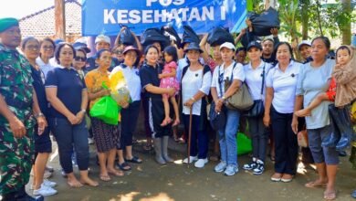 Ketua Badan Koordinasi Organisasi Wanita (BKOW) Provinsi Bali, Ny. Seniasih Giri Prasta, turun langsung meninjau warga terdampak banjir di Banjar Tengading, Desa Antiga, Kecamatan Manggis, Kabupaten Karangasem, pada Jumat (3/10/2025). (dok.istimewa)