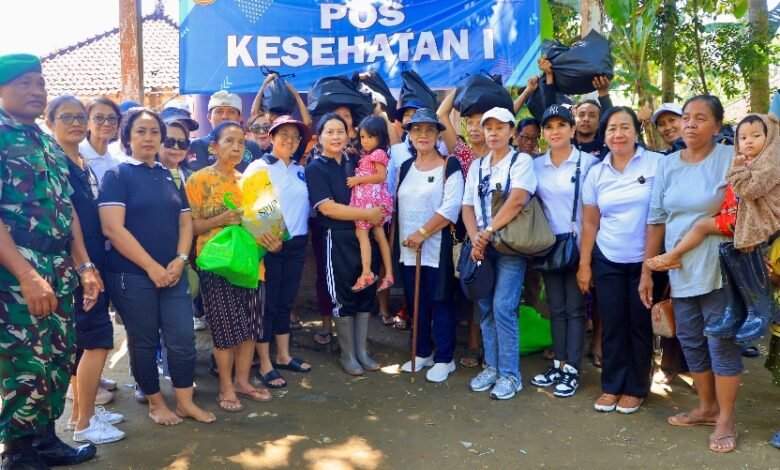 Ketua Badan Koordinasi Organisasi Wanita (BKOW) Provinsi Bali, Ny. Seniasih Giri Prasta, turun langsung meninjau warga terdampak banjir di Banjar Tengading, Desa Antiga, Kecamatan Manggis, Kabupaten Karangasem, pada Jumat (3/10/2025). (dok.istimewa)