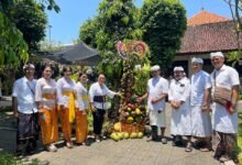 Sekretaris Daerah (Sekda) Provinsi Bali menghadiri kegiatan Lomba Gebogan Buah Lokal yang digelar oleh Dinas Kehutanan dan Lingkungan Hidup (DKLH) Provinsi Bali di Pura Swagina, bertepatan dengan Piodalan Purnama Kapat. (dok.istimewa)