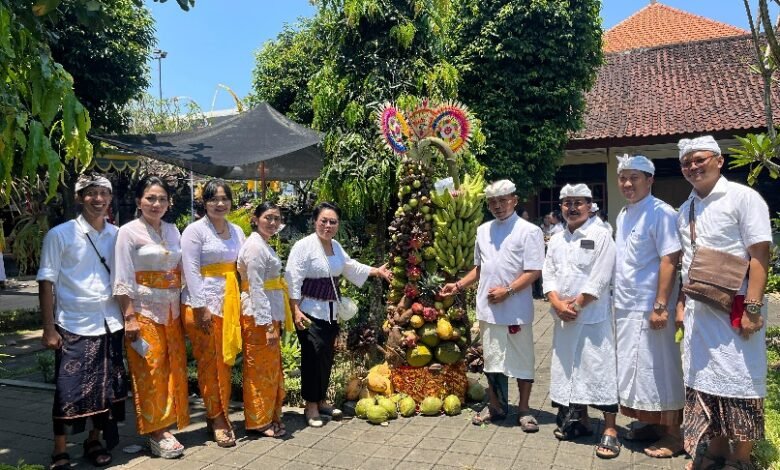 Sekretaris Daerah (Sekda) Provinsi Bali menghadiri kegiatan Lomba Gebogan Buah Lokal yang digelar oleh Dinas Kehutanan dan Lingkungan Hidup (DKLH) Provinsi Bali di Pura Swagina, bertepatan dengan Piodalan Purnama Kapat. (dok.istimewa)