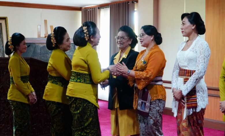 Pelantikan dan pengukuhan Pengurus WHDI dan GOW Kabupaten Gianyar yang berlangsung di Ruang Sidang Utama Kantor Bupati Gianyar, Kamis (9/10/2025). (dok.istimewa)