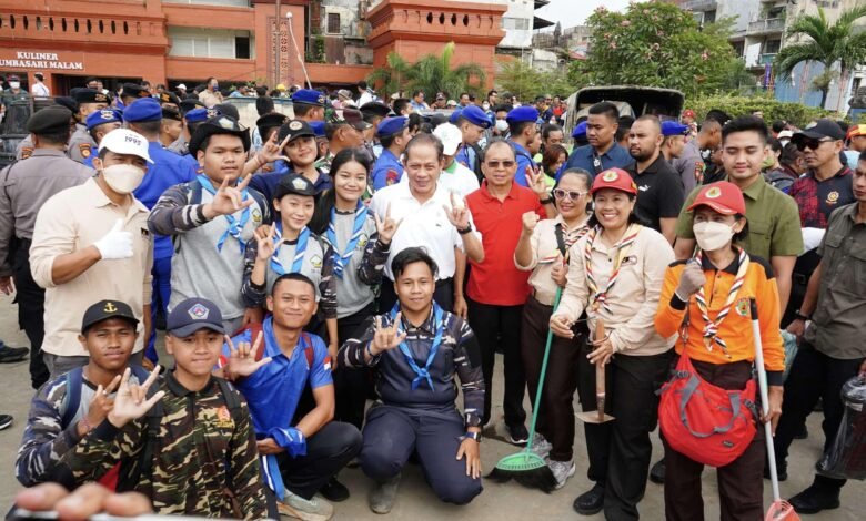 Gubernur Bali Wayan Koster bersama Menteri Lingkungan Hidup RI Hanif Faisol Nurofiq dan Wali Kota Denpasar I.G.N. Jaya Negara turun langsung ke kawasan Pasar Badung dan Pasar Kumbasari, Minggu (14/9/2025). (dok.istimewa)