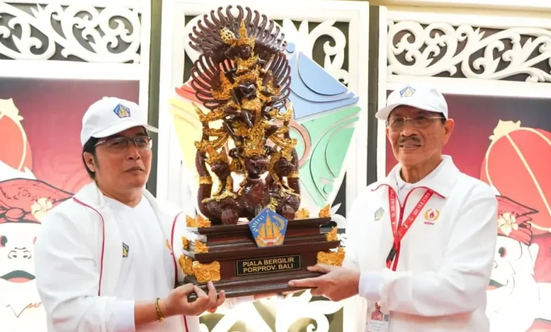 Wakil Gubernur Bali I Nyoman Giri Prasta secara resmi membuka Pekan Olahraga Provinsi (Porprov) Bali XVI Tahun 2025 di Stadion Ngurah Rai, Denpasar, Selasa (9/9/2025). (dok.istimewa)