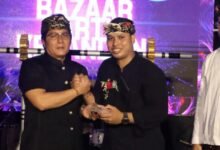 - Wakil Gubernur Bali, I Nyoman Giri Prasta, menghadiri acara bazar, pentas seni, sekaligus pengukuhan Sekaa Teruna (ST) Yowana Dhika di Banjar Kerandan, Kelurahan Pemecutan, Denpasar, Kamis (25/9/2025). (dok.istimewa)