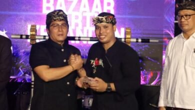 - Wakil Gubernur Bali, I Nyoman Giri Prasta, menghadiri acara bazar, pentas seni, sekaligus pengukuhan Sekaa Teruna (ST) Yowana Dhika di Banjar Kerandan, Kelurahan Pemecutan, Denpasar, Kamis (25/9/2025). (dok.istimewa)