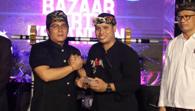 - Wakil Gubernur Bali, I Nyoman Giri Prasta, menghadiri acara bazar, pentas seni, sekaligus pengukuhan Sekaa Teruna (ST) Yowana Dhika di Banjar Kerandan, Kelurahan Pemecutan, Denpasar, Kamis (25/9/2025). (dok.istimewa)