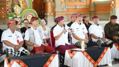 Gubernur Bali Wayan Koster menyalurkan bantuan bagi korban bencana akibat cuaca ekstrem di Kabupaten Tabanan dan Jembrana. (dok.istimewa)