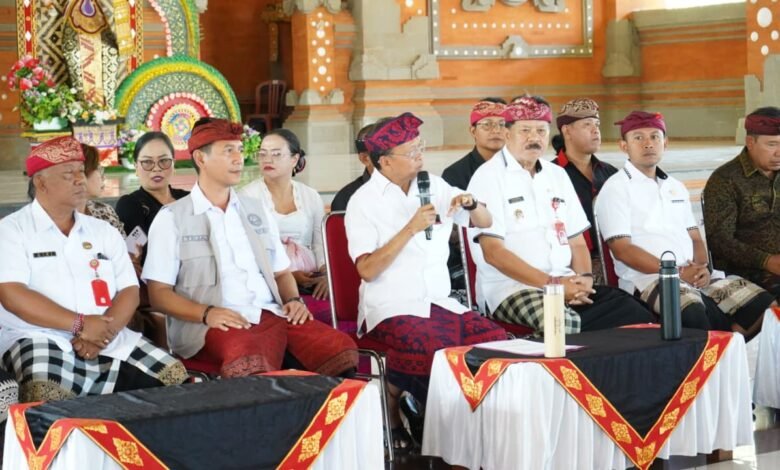 Gubernur Bali Wayan Koster menyalurkan bantuan bagi korban bencana akibat cuaca ekstrem di Kabupaten Tabanan dan Jembrana. (dok.istimewa)