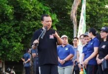 Sekretaris Daerah (Sekda) Provinsi Bali, Dewa Made Indra, melepas peserta jalan sehat yang digelar Dewan Pengurus Wilayah (DPW) Ikatan Fungsional Pengadaan Indonesia (IFPI) Bali dalam rangka HUT ke-2 IFPI, Jumat (26/9/2025). (dok.istimewa)