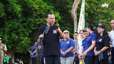 Sekretaris Daerah (Sekda) Provinsi Bali, Dewa Made Indra, melepas peserta jalan sehat yang digelar Dewan Pengurus Wilayah (DPW) Ikatan Fungsional Pengadaan Indonesia (IFPI) Bali dalam rangka HUT ke-2 IFPI, Jumat (26/9/2025). (dok.istimewa)